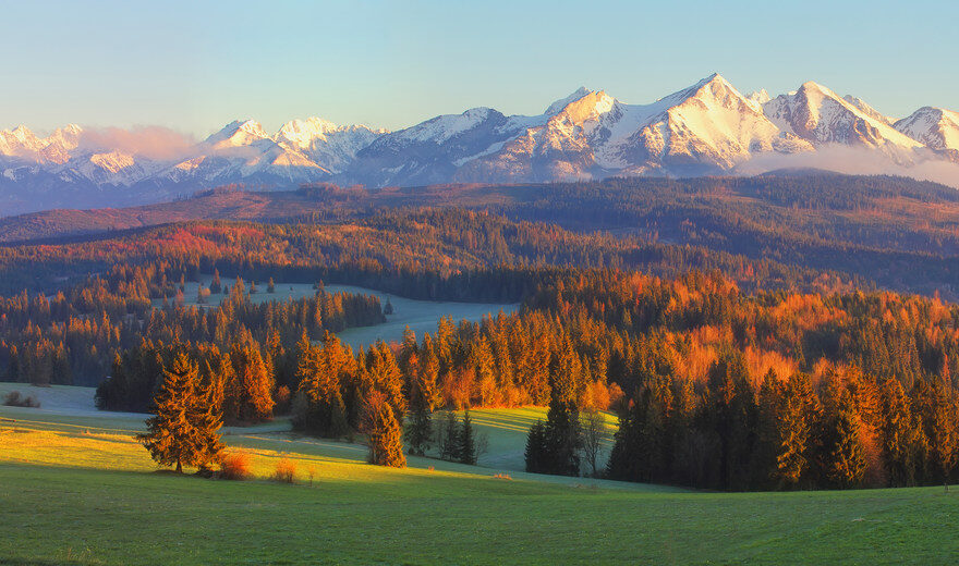 Noclegi w górach – apartament Zakopane: widok na jesienne lasy i ośnieżone szczyty